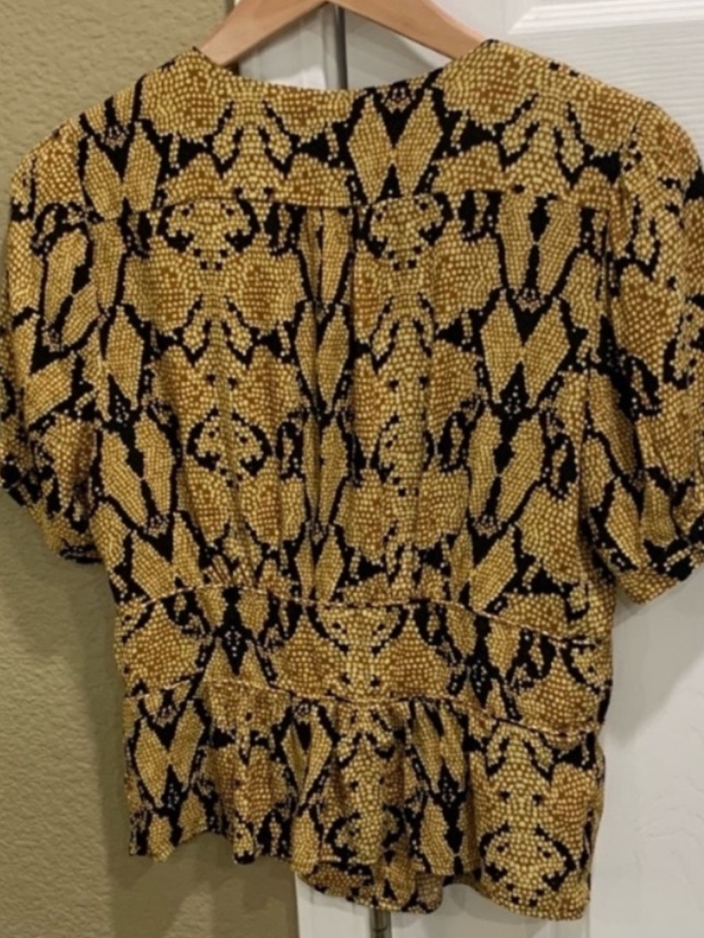 Catherine Malandrino blouse V-Neck Blouse in Mustard Snake Print sz M - Picture 4 of 5